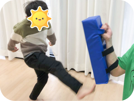 運動をしている子供の写真
