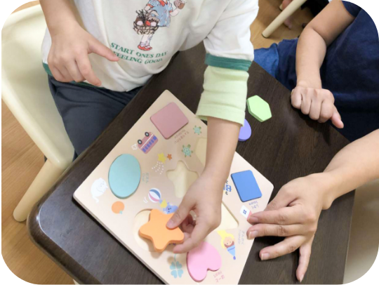 学習をしている子供の写真
