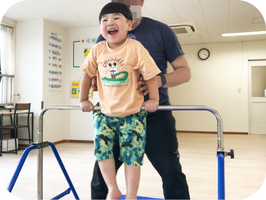 運動をしている子供の写真