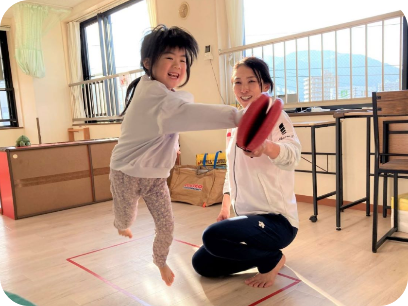 空手の練習をする子どもの写真