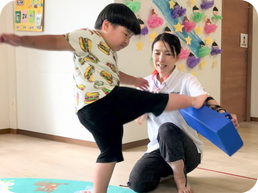 空手の練習をする子どもの写真