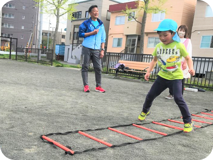 ラダートレーニングをする子どもの写真