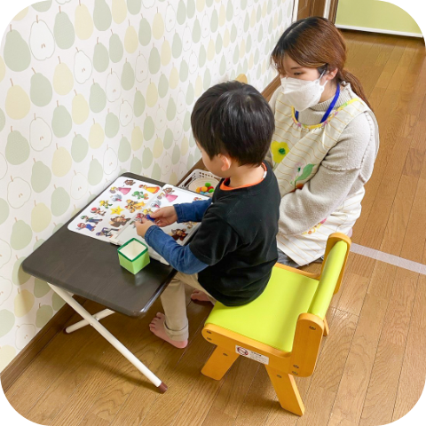 学習中の子どもの写真