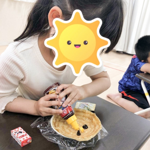 おやつ作りをしているこどもの画像