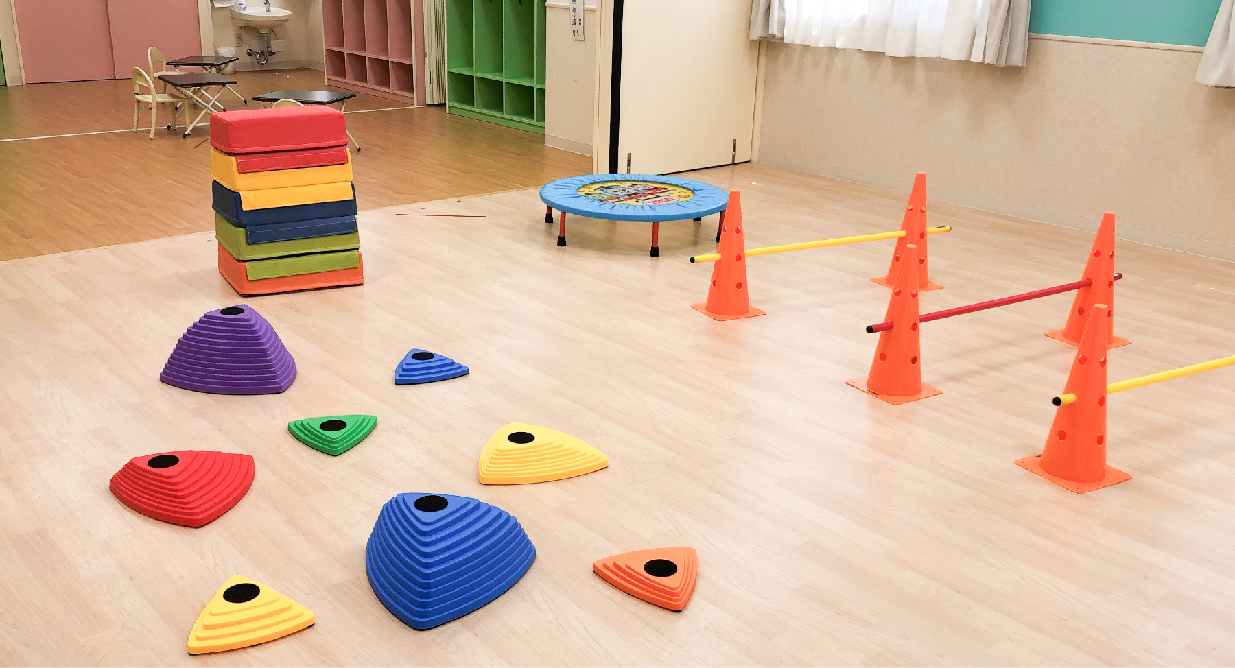 トレーニングの道具がたくさんあるホールの画像